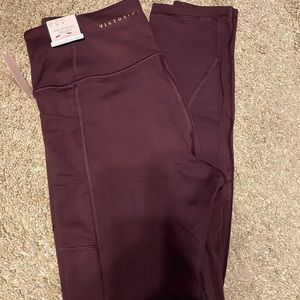 Victoria’s Secret Incredible Essential leggings in size 6